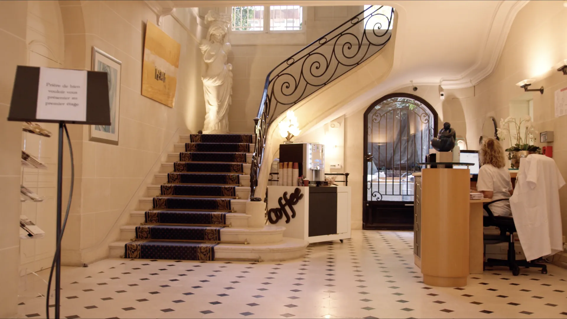 Le hall d'accueil et l'escalier d'époque de la Clinique Eiffel